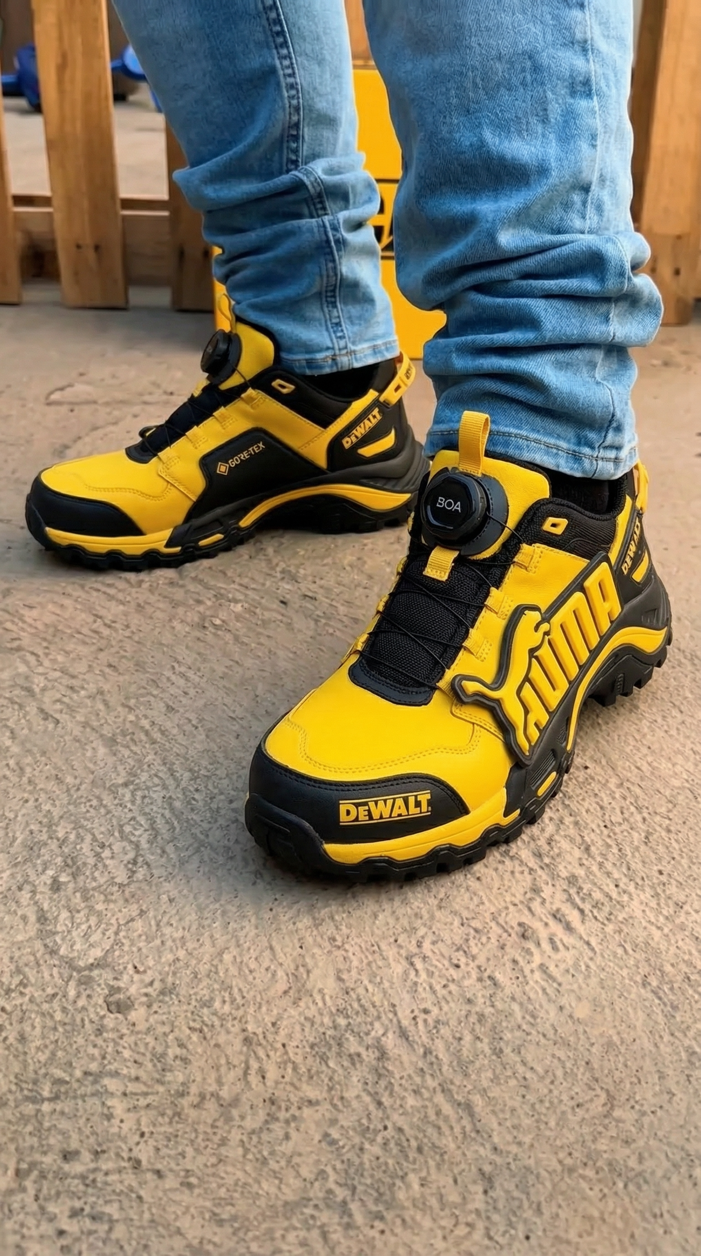 Die wasserdichten und atmungsaktiven Arbeits- und Wanderstiefel für Herren von PUMA® und DEWALT eignen sich ideal für die Arbeit und Outdoor-Aktivitäten.